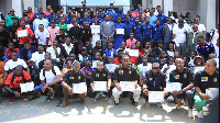 De jeunes arbitres camerounais posent en tenue lors de leur cérémonie de fin de formation