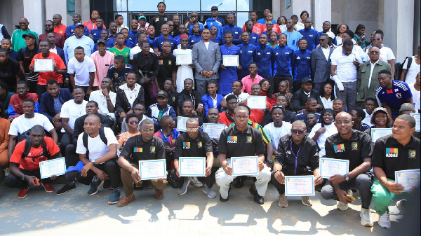 De jeunes arbitres camerounais posent en tenue lors de leur cérémonie de fin de formation