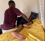 Un kinésithérapeute accompagne la rééducation d’un patient à l’Hôpital central de Yaoundé