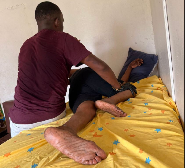 Un kinésithérapeute accompagne la rééducation d’un patient à l’Hôpital central de Yaoundé