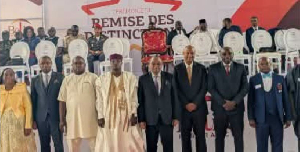 Des collaborateurs de Belife Insurance reçoivent leurs médailles du travail à Douala