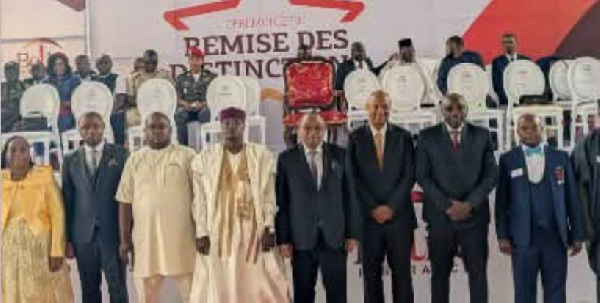 Des collaborateurs de Belife Insurance reçoivent leurs médailles du travail à Douala