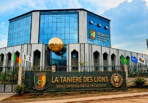 Siège de la Fecafoot à Yaoundé avec un ballon posé au premier plan