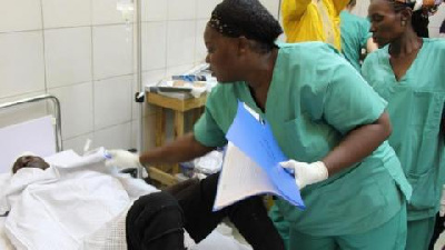 La machine et le médecin attirent souvent toute l’attention