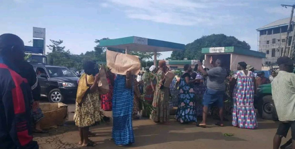 Ils bloquent la route reliant le Mile 17 à Mutengene