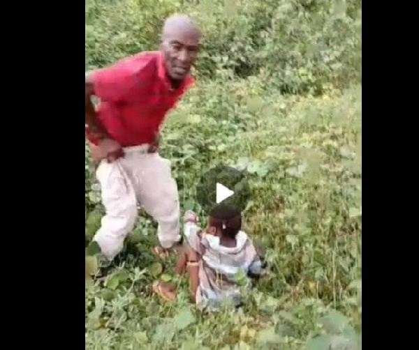 Un pépé surpris en pleine action avec une fillette en brousse