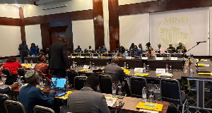 Cadres de l’administration camerounaise analysant des documents budgétaires lors d’un atelier