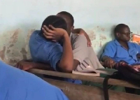 Ils étaient en train de s’embrasser dans une salle de classe, sous le regard de leurs camarades
