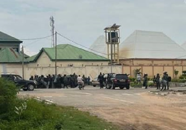 La maison de Issa Tchiroma encerclée par des gendarmes