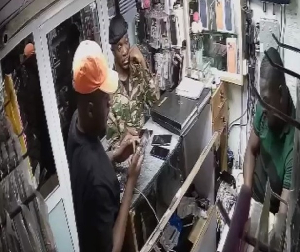 Un Soldat Se Fait Filmer En Plein Vol