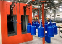 Des bouteilles de gaz sortent de la ligne de production de Progaz à Douala