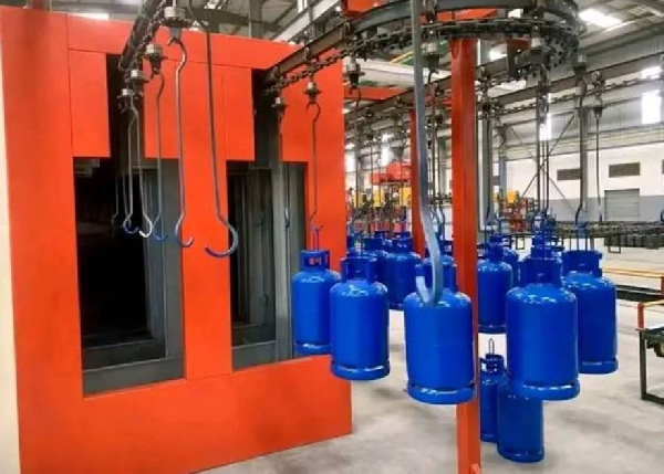 Des bouteilles de gaz sortent de la ligne de production de Progaz à Douala