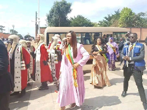 Honorable foster est finalement allée à la prestation de serment de Biya