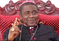 Mgr Andrew Nkea échange avec des jeunes de Bamenda sur l’éducation à la paix.