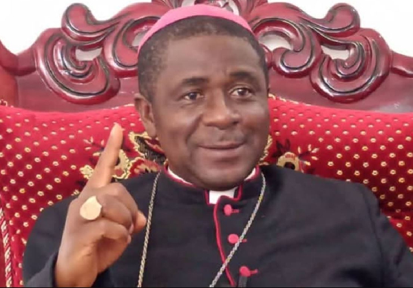 Mgr Andrew Nkea échange avec des jeunes de Bamenda sur l’éducation à la paix.