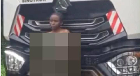 La femme sans ses habits devant lecamion