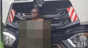 La femme sans ses habits devant lecamion