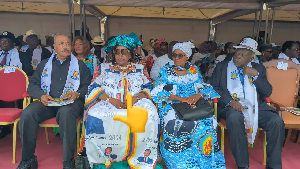 Marie Rose Dibong de l'UNDP au milieu