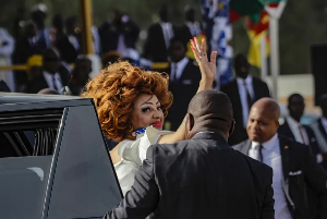 Chantal Biya Saluant La Foule.png