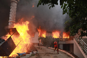 Nepal A Feu Et A Sang 