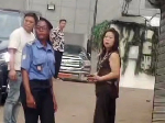 Yaoundé : une Chinoise gifle un Camerounais dans la rue, vous ne croirez pas la réaction des policiers