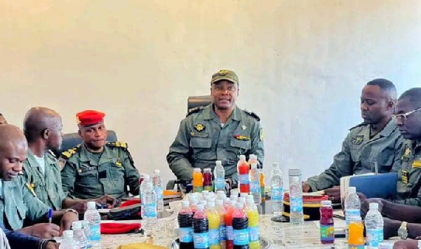 Le général de brigade Boum Bissoue Raymond au milieu