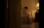 Elle surprend son fils et son mari en pleine action sur le lit conjugal