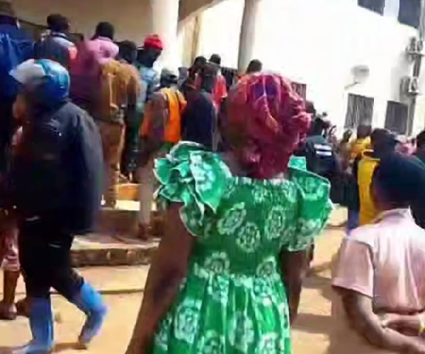 Tensions entre civils et policiers