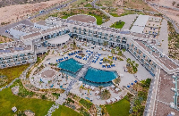 Il se compose de plusieurs bâtiments élégants et dispose d’une vaste piscine extérieure