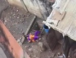 Yaoundé : un collégien escalade le mur pour sécher les cours et fait une grosse chute (vidéo)