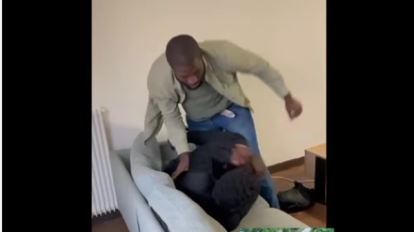 Kenmegni Dewamba Franck en train de frapper son loctaire Nkolo Atanga