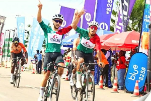 Wanja Russenberger lève les bras à l’arrivée de la deuxième étape du Grand Prix Chantal Biya