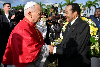 Paul Biya et Léon XIV à son arrivée au palais de l'Unité à Yaoundé
