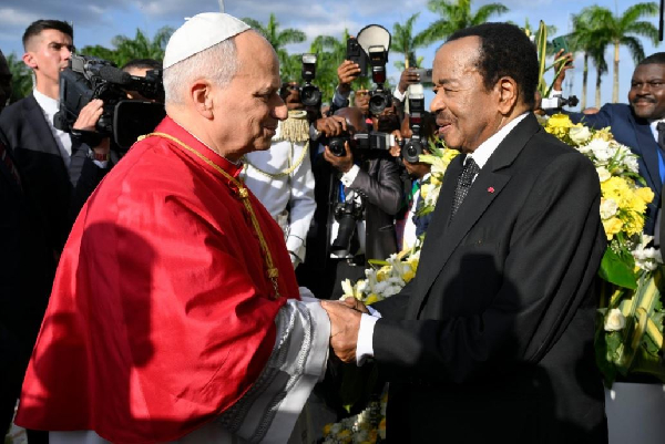 Paul Biya et Léon XIV à son arrivée au palais de l'Unité à Yaoundé