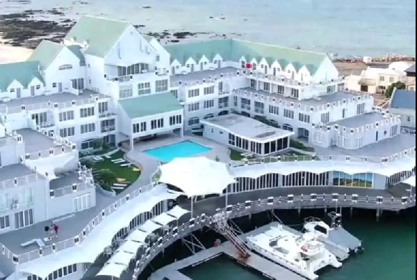 Samuel Foyou est propriétaire d'un gigantesque hôtel en Afrique du Sud