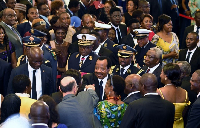 Paul Biya saluant les invités à une cérémonie officielle au palais d'Étoudi