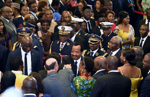 Paul Biya saluant les invités à une cérémonie officielle au palais d'Étoudi