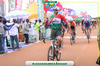 Yacine Hamza franchit la ligne à Messamena au terme de la première étape du Grand Prix Chantal Biya