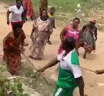 Scène lunaire à Douala : une quinzaine de femmes encerclent un homme violent et lui règlent son compte