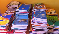 Une libraire classe des manuels scolaires d’occasion destinés à l’échange avant la rentrée