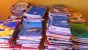 Une libraire classe des manuels scolaires d’occasion destinés à l’échange avant la rentrée