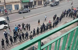 Des manifestants en face des éléments de sécurité