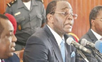 Le ministre Phillipe Mbarga Mboa au milieu