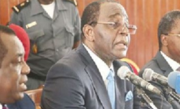 Le ministre Phillipe Mbarga Mboa au milieu