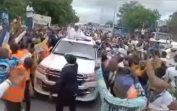 Bain de foule de Issa Tchiroma