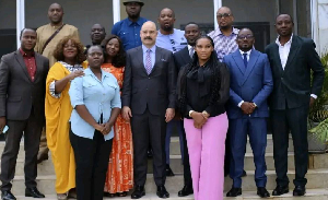 Photo de famille de l'ambassadeur et des journaliste s
