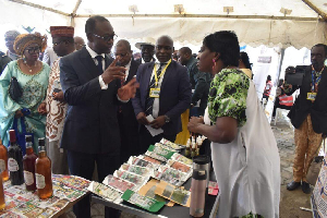 Entrepreneurs et responsables publics réunis à Douala lors de la caravane des Centres de gestion