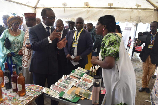 Entrepreneurs et responsables publics réunis à Douala lors de la caravane des Centres de gestion