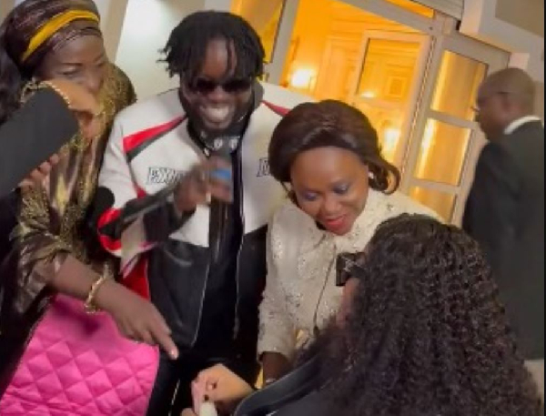 Elles se sont livrées à une séance de griotisme lors de la prestation de Locko