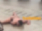 Douala : un homme se déshabille et pratique l'acte sexuel dans la rue
